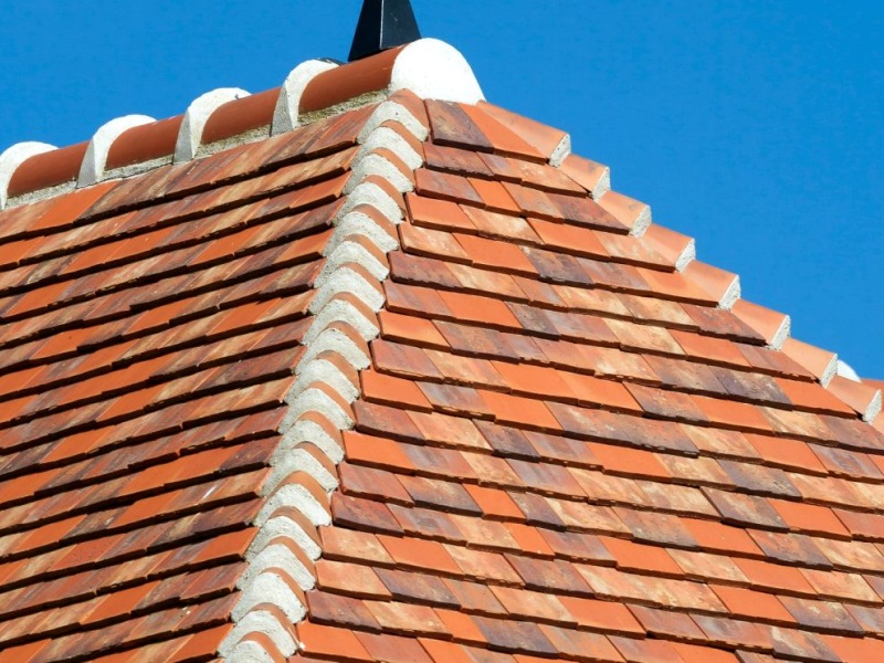 découvrez comment poser des tuiles plates avec des étapes simples et des conseils pratiques. transformez votre toiture grâce à nos techniques éprouvées pour une installation durable et esthétique.