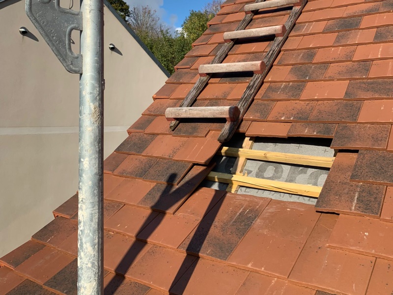 apprenez à poser des tuiles sur votre toit avec notre guide complet. des conseils pratiques aux étapes essentielles, découvrez comment réaliser une couverture durable et esthétique pour votre maison.