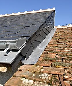 découvrez les prix au m² pour la rénovation et la construction de toits en france. comparez les coûts des matériaux et des travaux pour réaliser votre projet en toute sérénité.