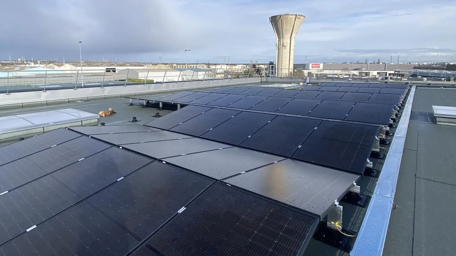 découvrez notre incroyable promotion sur les toits photovoltaïques ! profitez d'une énergie renouvelable à prix réduit et réduisez vos factures d'électricité tout en contribuant à la protection de l'environnement. ne manquez pas cette occasion d'investir dans un avenir durable !