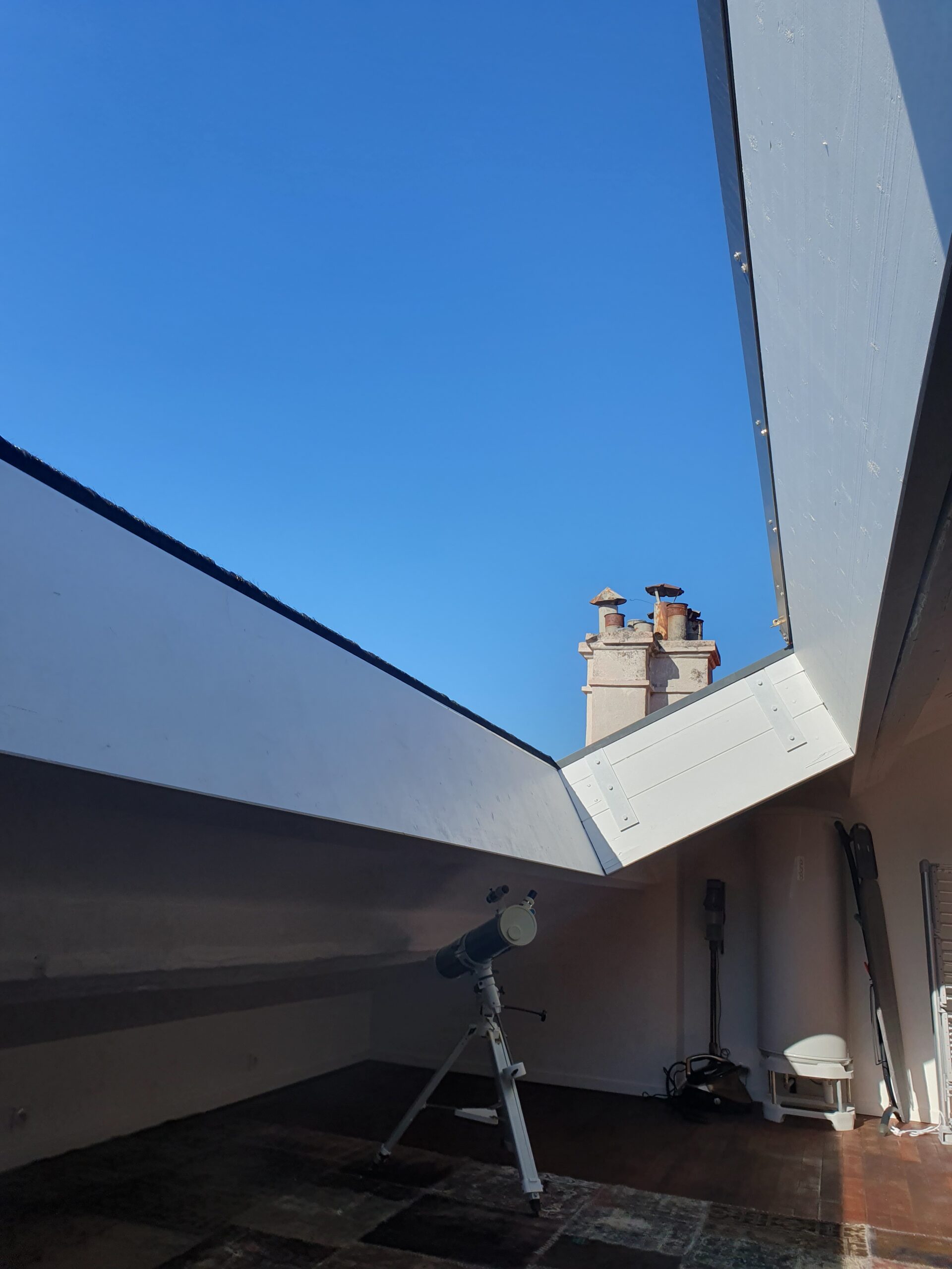 découvrez les avantages des puits de lumière en pente pour illuminer naturellement vos espaces de vie. profitez d'un éclairage optimal tout en ajoutant une touche esthétique à votre intérieur.
