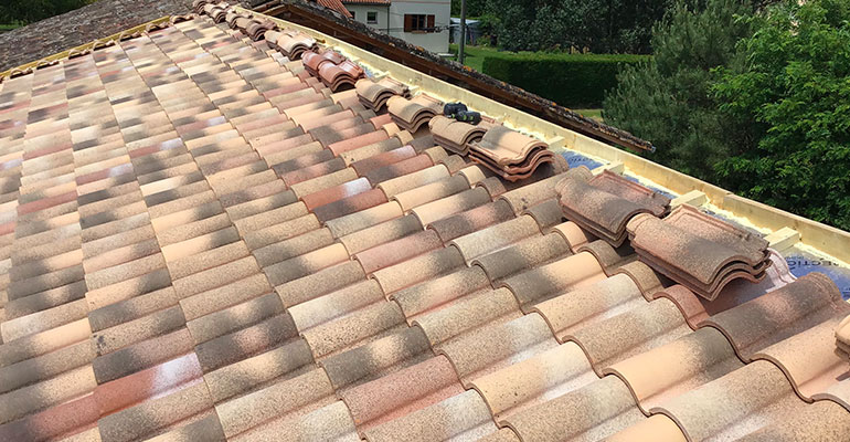 découvrez nos conseils pratiques pour remplacer vos tuiles de toit efficacement. apprenez à choisir les matériaux adaptés, à réaliser les différentes étapes du processus et à assurer l'étanchéité de votre toiture. ne laissez pas les fuites compromettre la sécurité de votre maison !