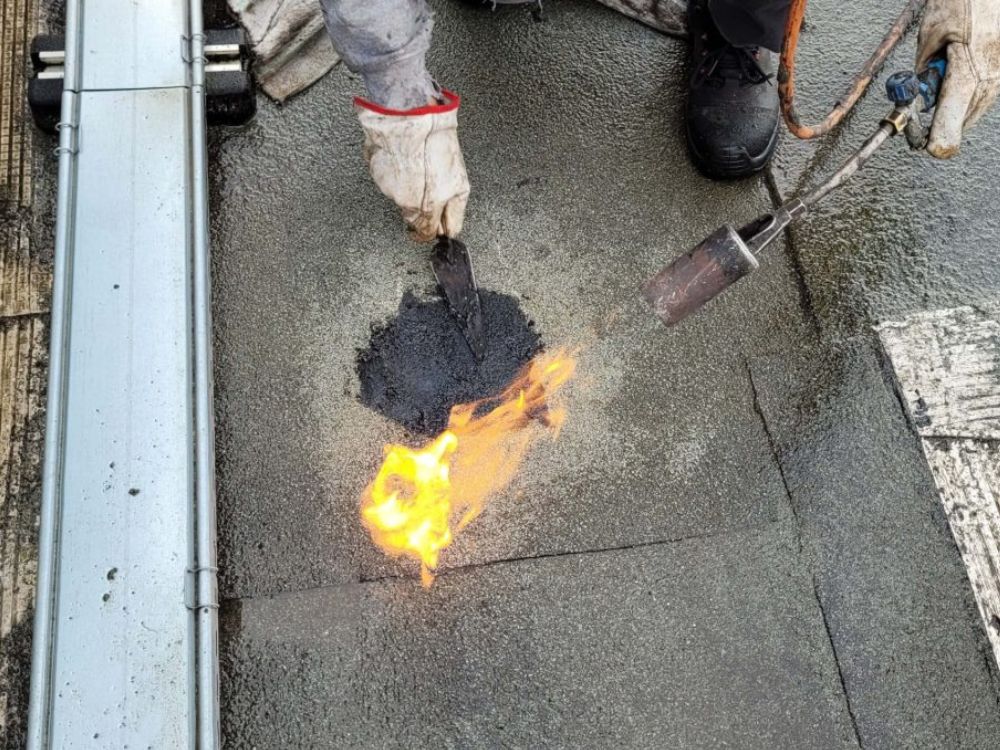 découvrez nos services professionnels de réparation de toit en bitume. protégez votre maison des infiltrations d'eau et des dommages grâce à notre expertise. obtenez un devis gratuit pour un toit durable et en parfait état.