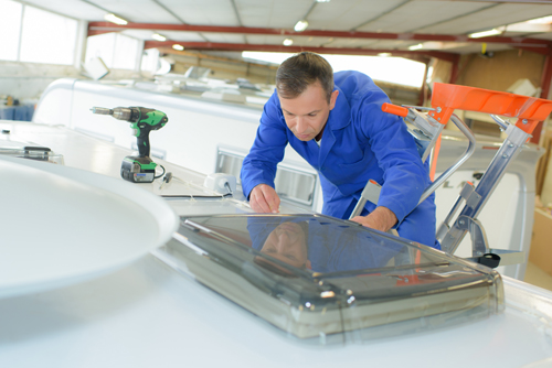 découvrez nos services de réparation de toit pour camping-car, garantissant étanchéité et durabilité. faites appel à nos experts pour redonner vie à votre véhicule et profiter de vos aventures en toute sérénité.