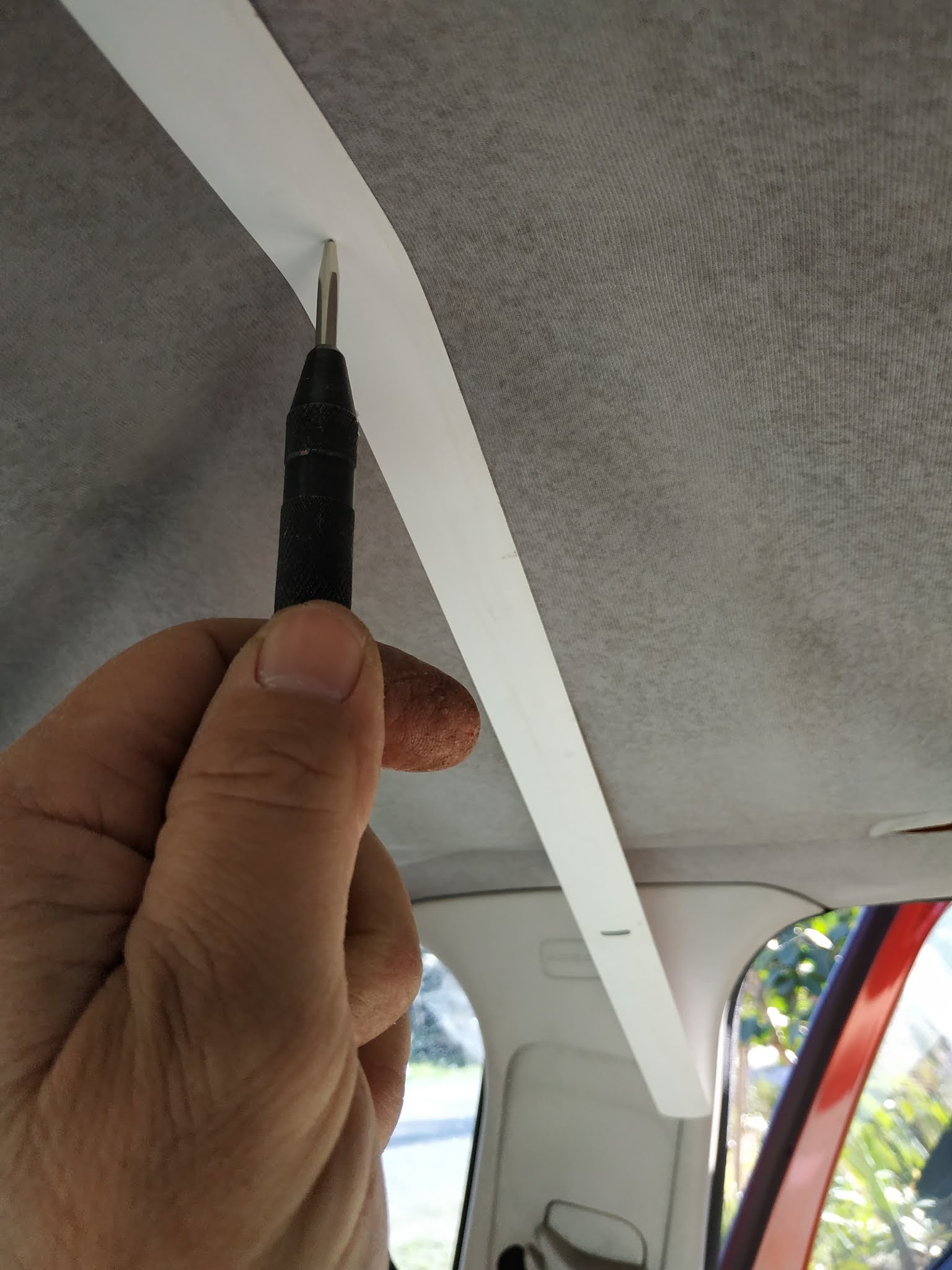 découvrez nos services de réparation toiture pour voitures, garantissant une protection optimale contre les intempéries et prolongeant la durée de vie de votre véhicule. obtenez un devis rapide et profitez de notre expertise pour redonner à votre voiture son éclat d'origine.