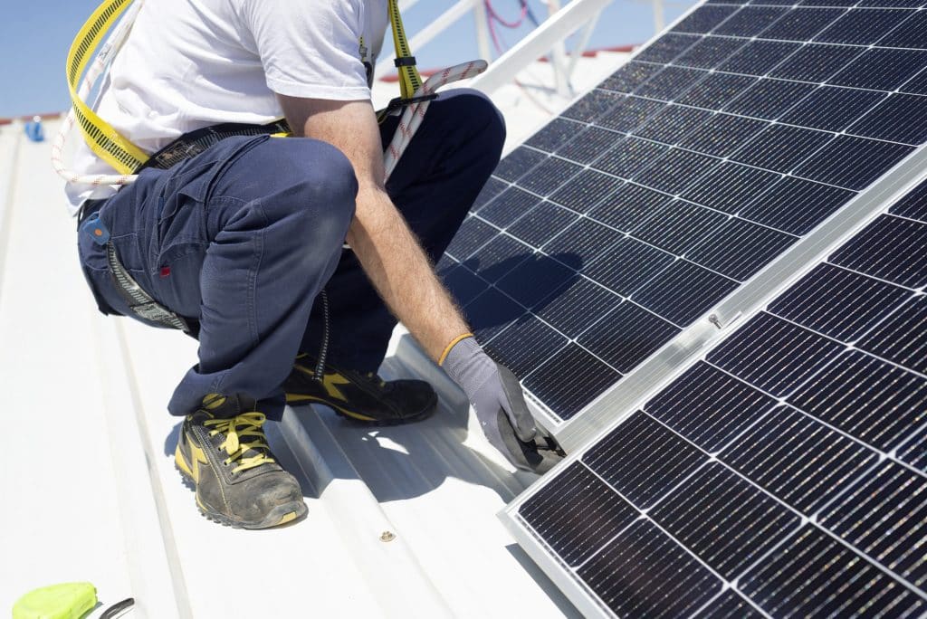 découvrez les risques associés aux panneaux solaires : installation, maintenance, impacts environnementaux et sécurité. informez-vous pour garantir une utilisation optimale et sécurisée de votre système photovoltaïque.
