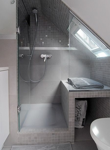 découvrez comment optimiser une salle de bain mansardée avec des idées d'aménagement astucieuses et des conseils de décoration pour allier style et fonctionnalité dans un espace sous les combles.