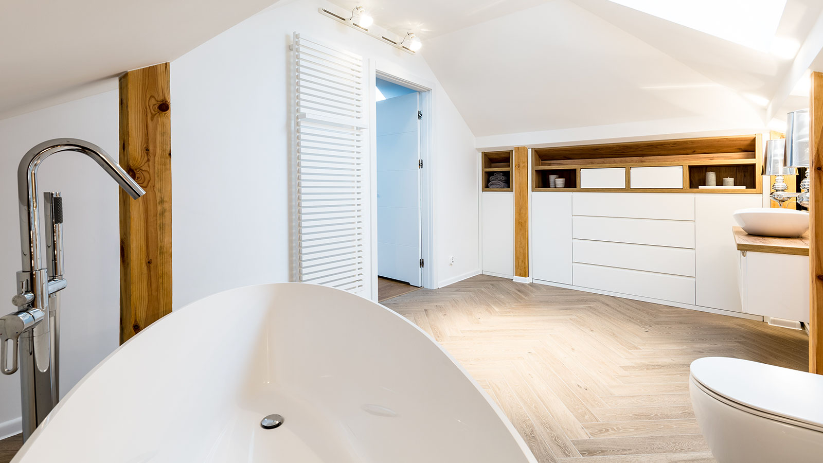 découvrez comment optimiser votre espace avec une salle de bain sous pente élégante et fonctionnelle. inspirez-vous de nos idées d'aménagement et de décoration pour transformer vos combles en un oasis de bien-être.