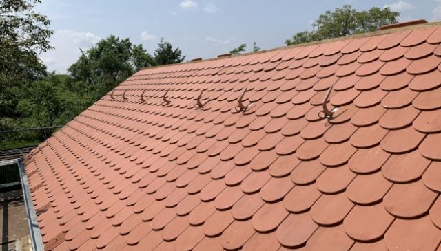 découvrez nos solutions de sécurisation de toit pour protéger votre habitation des intempéries et des accidents. optez pour une toiture sécurisée et durable afin d'assurer la sécurité de votre famille et d'optimiser la longévité de votre bien immobilier.