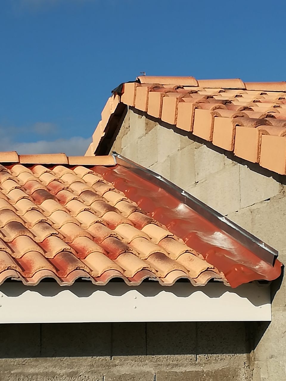 découvrez notre guide complet sur les solins, des éléments essentiels pour garantir l'étanchéité de vos toits et murs. apprenez comment choisir, installer et entretenir vos solins pour éviter les infiltrations d'eau et prolonger la durée de vie de vos constructions.