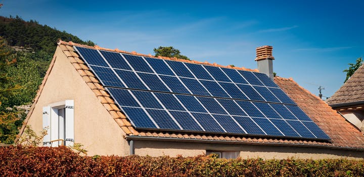optimisez la performance de vos panneaux solaires avec notre service de suivi dédié aux toits photovoltaïques. bénéficiez d'une surveillance constante, de rapports détaillés et de conseils d'experts pour maximiser votre production d'énergie solaire et rentabiliser votre investissement.