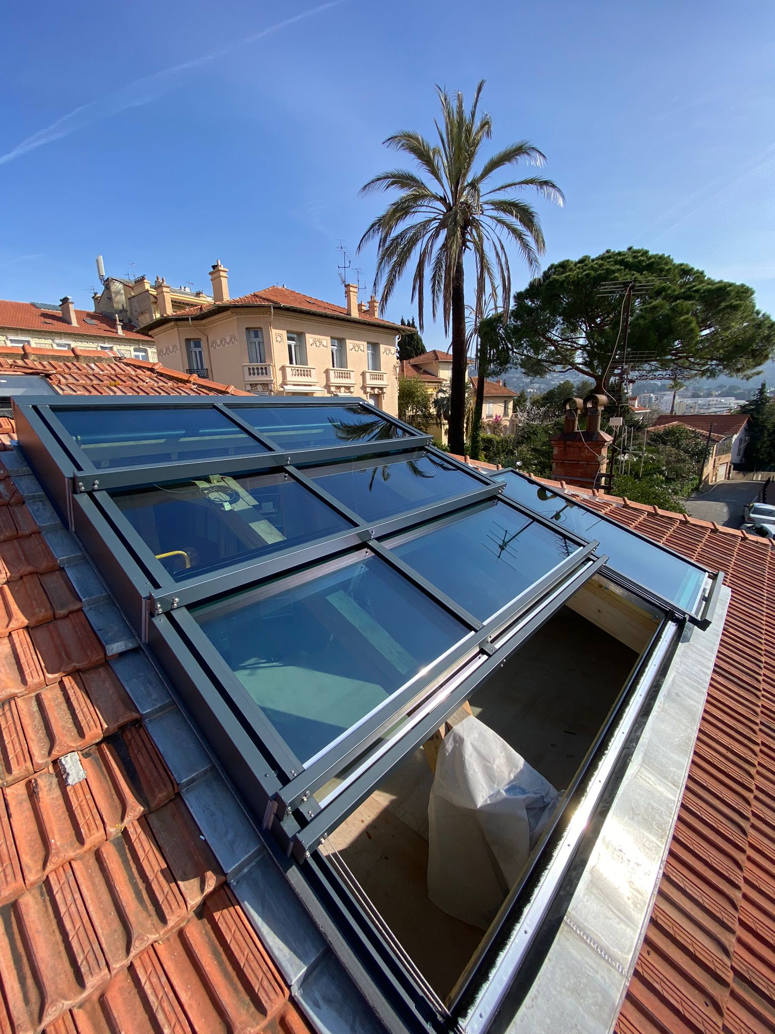 découvrez tout ce qu'il faut savoir sur la surface du toit : méthodes de calcul, matériaux, et conseils d'entretien pour optimiser l'efficacité énergétique de votre habitation.