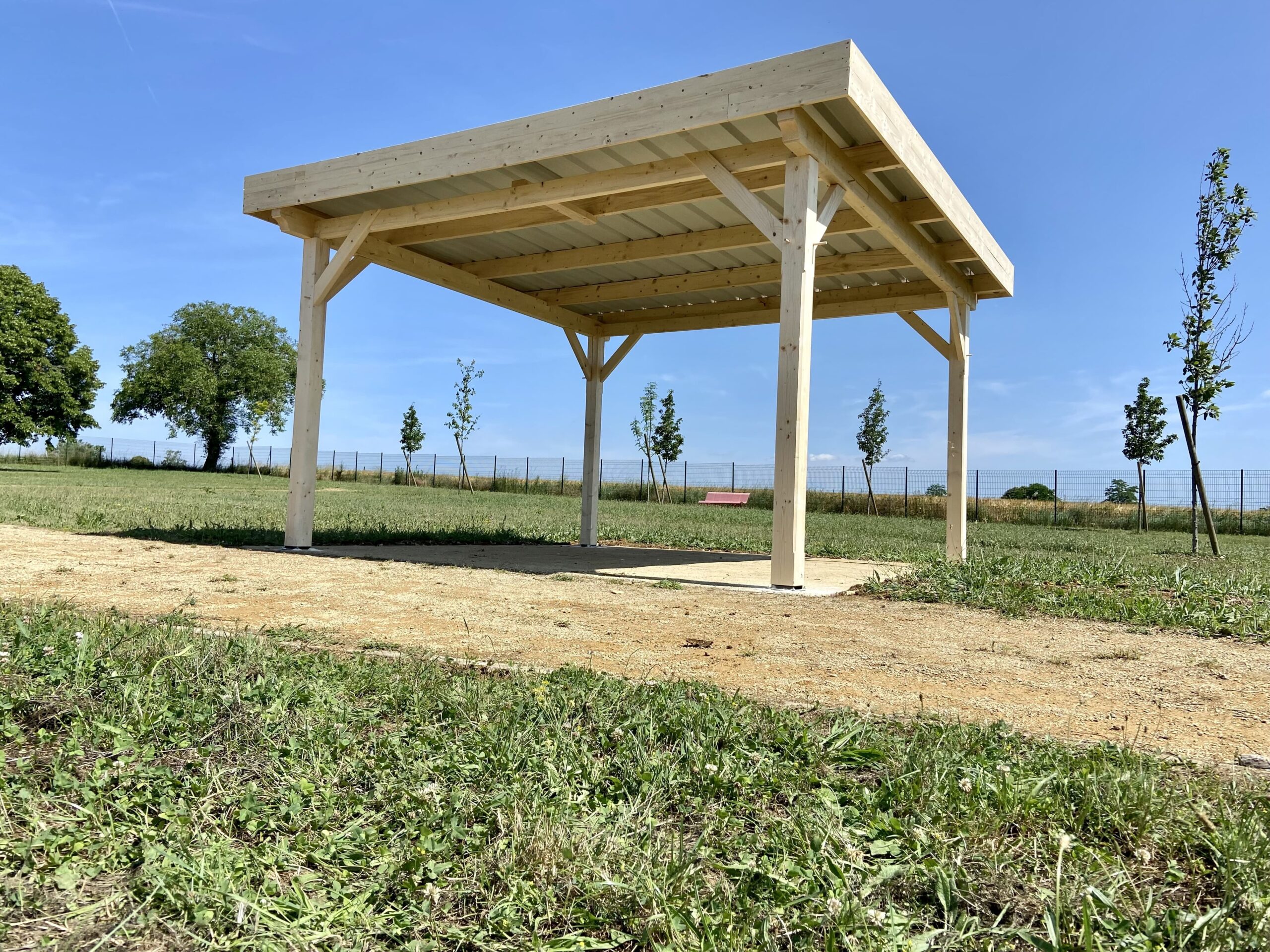 découvrez tout ce qu'il faut savoir sur la surface des toits : types de matériaux, techniques de calcul, et conseils pour maximiser l'efficacité énergétique de votre toiture.