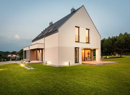 découvrez l'importance de la surface d'un toit à 2 pans pour l'esthétique et la performance énergétique de votre maison. apprenez à maximiser l'espace et à optimiser l'isolation grâce à une conception réfléchie de votre toiture.