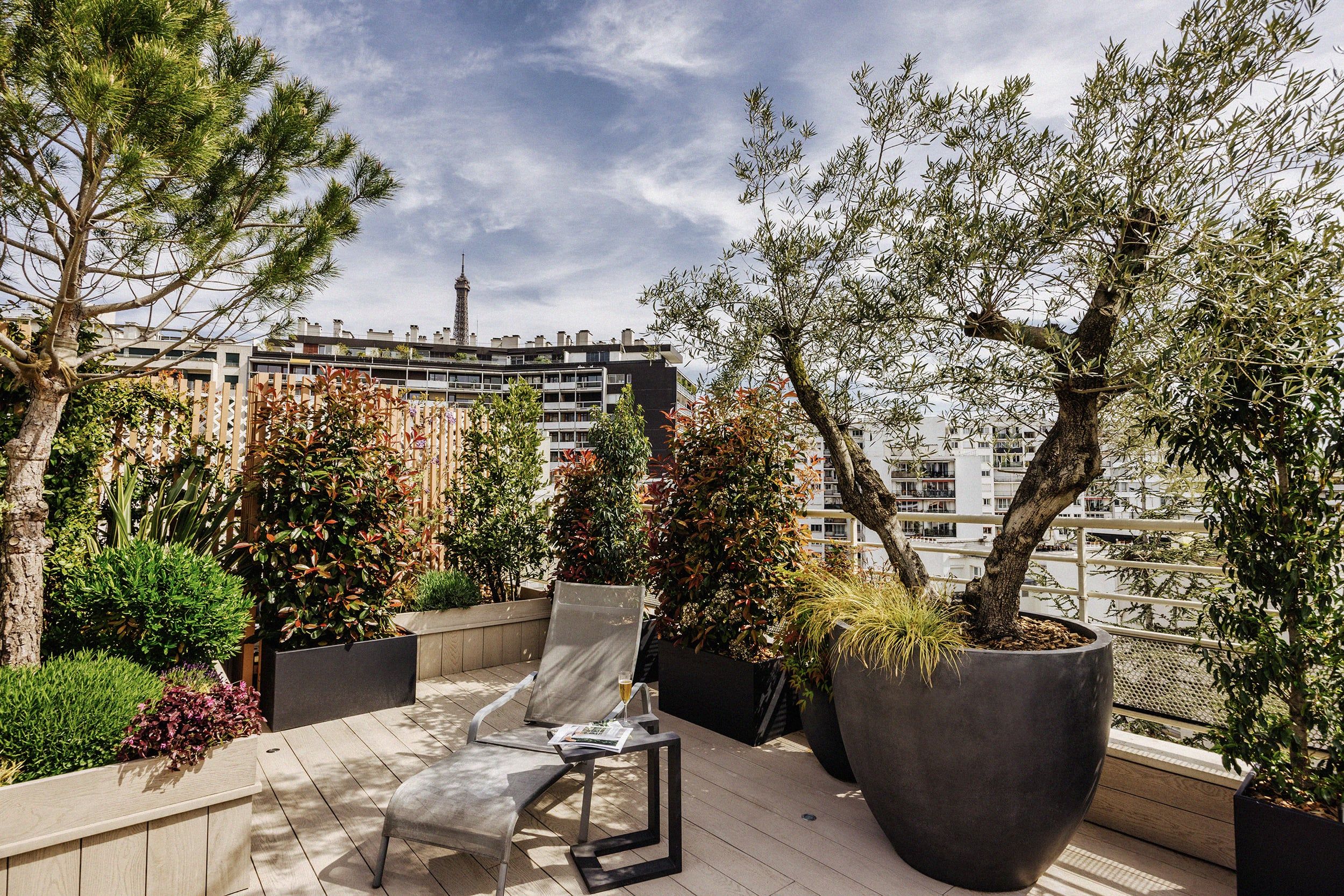 découvrez les avantages et l'aménagement d'une terrasse sur le toit : profitez d'un espace extérieur unique, d'une vue imprenable et d'un cadre de vie agréable en pleine ville.