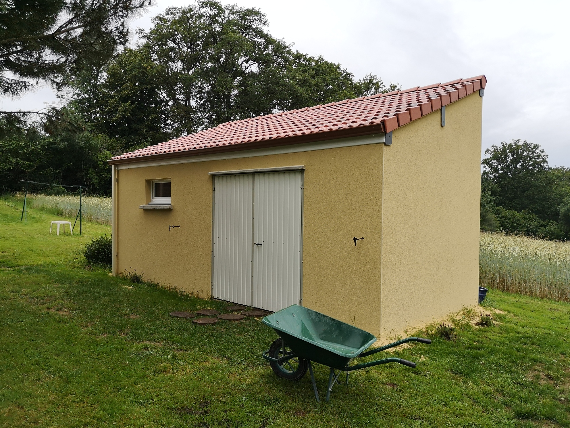 découvrez les avantages et les caractéristiques d'un toit à une pente. idéal pour optimiser l'espace et favoriser l'écoulement des eaux pluviales, ce type de toiture s'intègre parfaitement dans divers styles architecturaux. informez-vous sur les matériaux, l'entretien et les options de personnalisation pour votre projet!