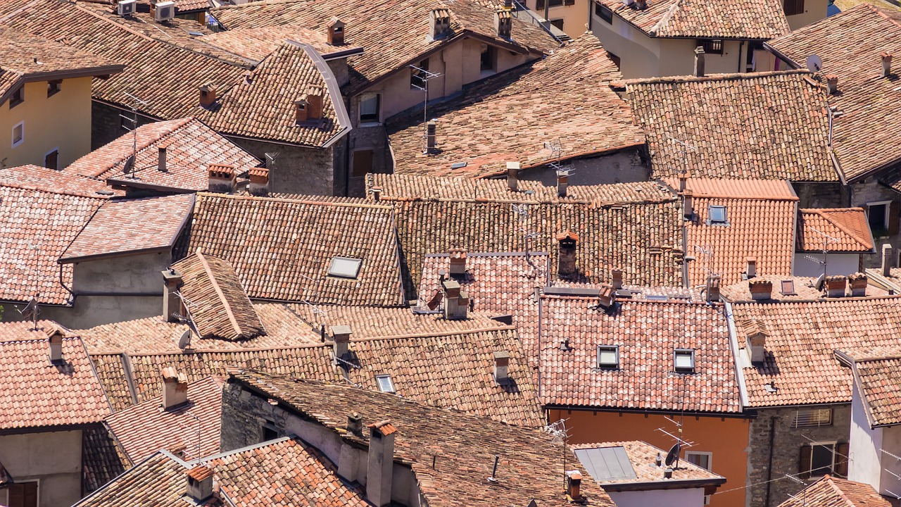 découvrez tout ce que vous devez savoir sur les toits : matériaux, styles, entretien et conseils pour choisir le meilleur toit pour votre maison. protégez votre habitat avec des solutions durables et esthétiques.