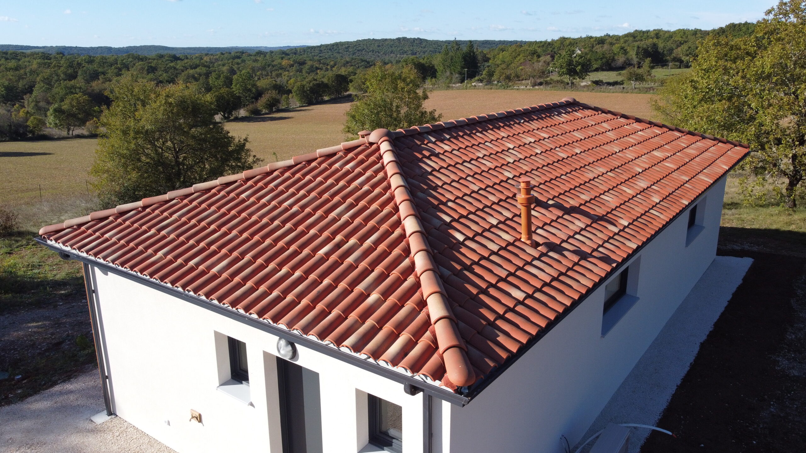 découvrez les avantages d'un toit à 4 pentes : design esthétique, évacuation efficace de l'eau et résistance aux intempéries. un choix idéal pour allier style et fonctionnalité dans votre projet de construction.