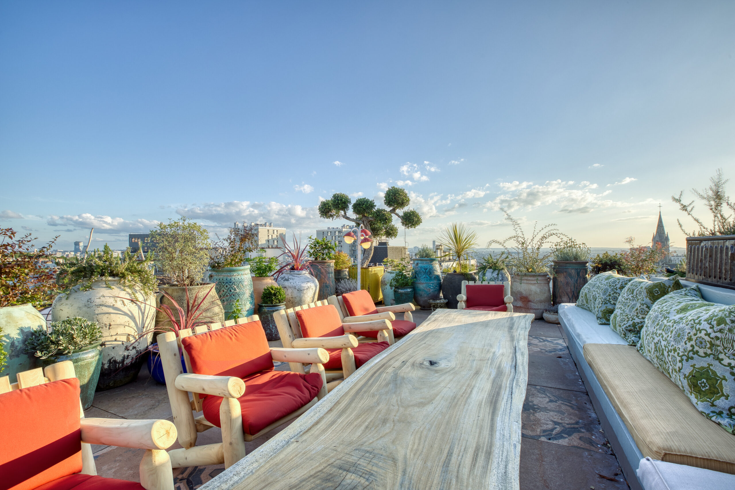 découvrez tout ce qu'il faut savoir sur le toit : types de couverture, matériaux, entretien et conseils pour assurer la durabilité et l'esthétique de votre toiture. protégez votre maison avec style !