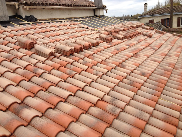 découvrez tout ce qu'il faut savoir sur les toits : types de toiture, matériaux, entretien et rénovation pour assurer la durabilité et l'esthétique de votre maison.