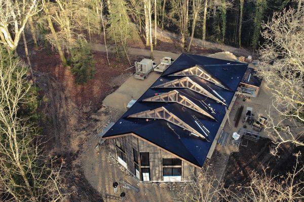 découvrez les avantages des toits à pente, leur esthétique, leur efficacité pour l'évacuation des eaux pluviales et des conseils pour l'installation. optimisez la durabilité de votre habitation grâce à ce choix architectural.