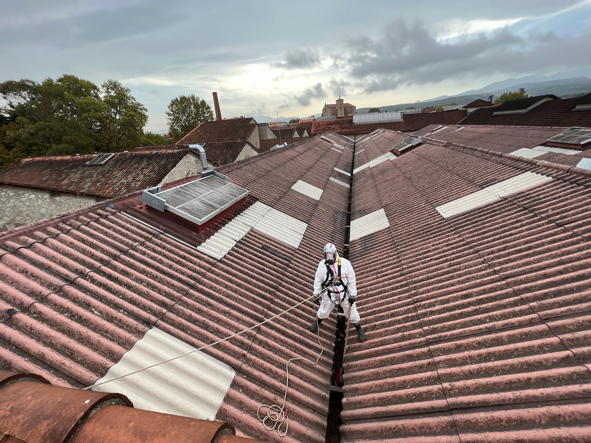découvrez les enjeux liés aux toits en amiante, les risques pour la santé, les réglementations en vigueur et les solutions pour leur gestion et leur désamiantage en toute sécurité.