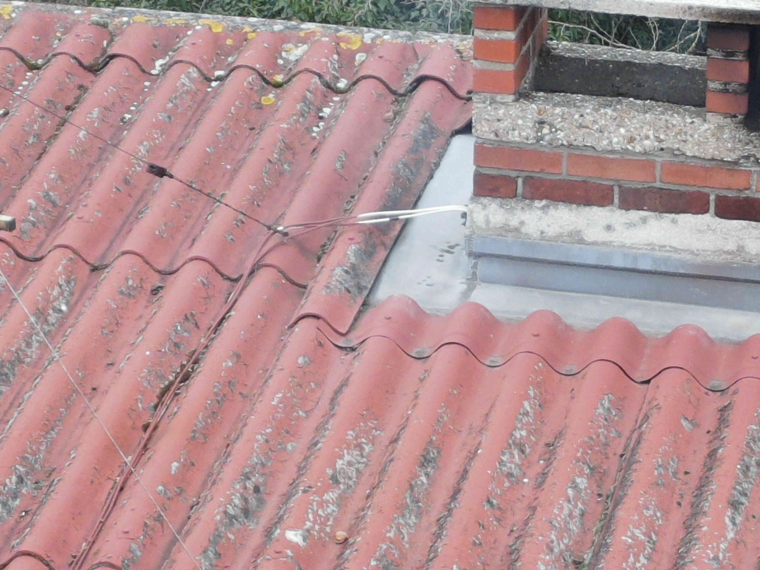 découvrez tout ce qu'il faut savoir sur les toits en amiante : risques pour la santé, réglementations en vigueur et options de rénovation. protégez votre maison et votre famille avec des informations essentielles sur la gestion de l'amiante.