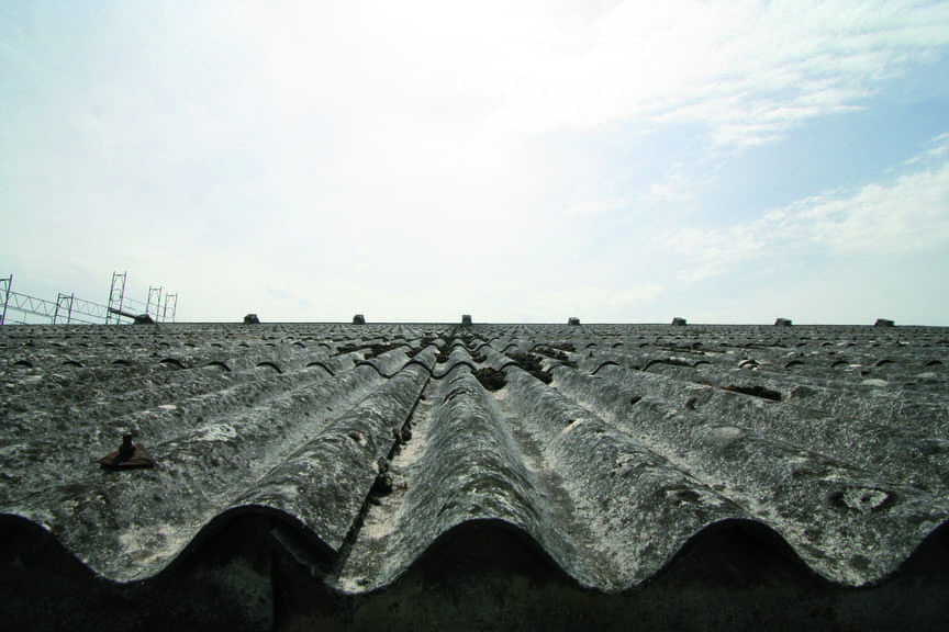 découvrez tout ce qu'il faut savoir sur les toits en amiante : dangers, réglementation, solutions de désamiantage et conseils pour une rénovation en toute sécurité. prenez soin de votre maison et de votre santé.