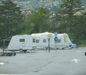 découvrez notre toit anti-grêle pour camping, conçu pour protéger votre espace de vie des intempéries tout en assurant un confort optimal. profitez de vos aventures en plein air sans craindre les dommages causés par la grêle. idéal pour les passionnés de camping à la recherche de durabilité et de praticité.