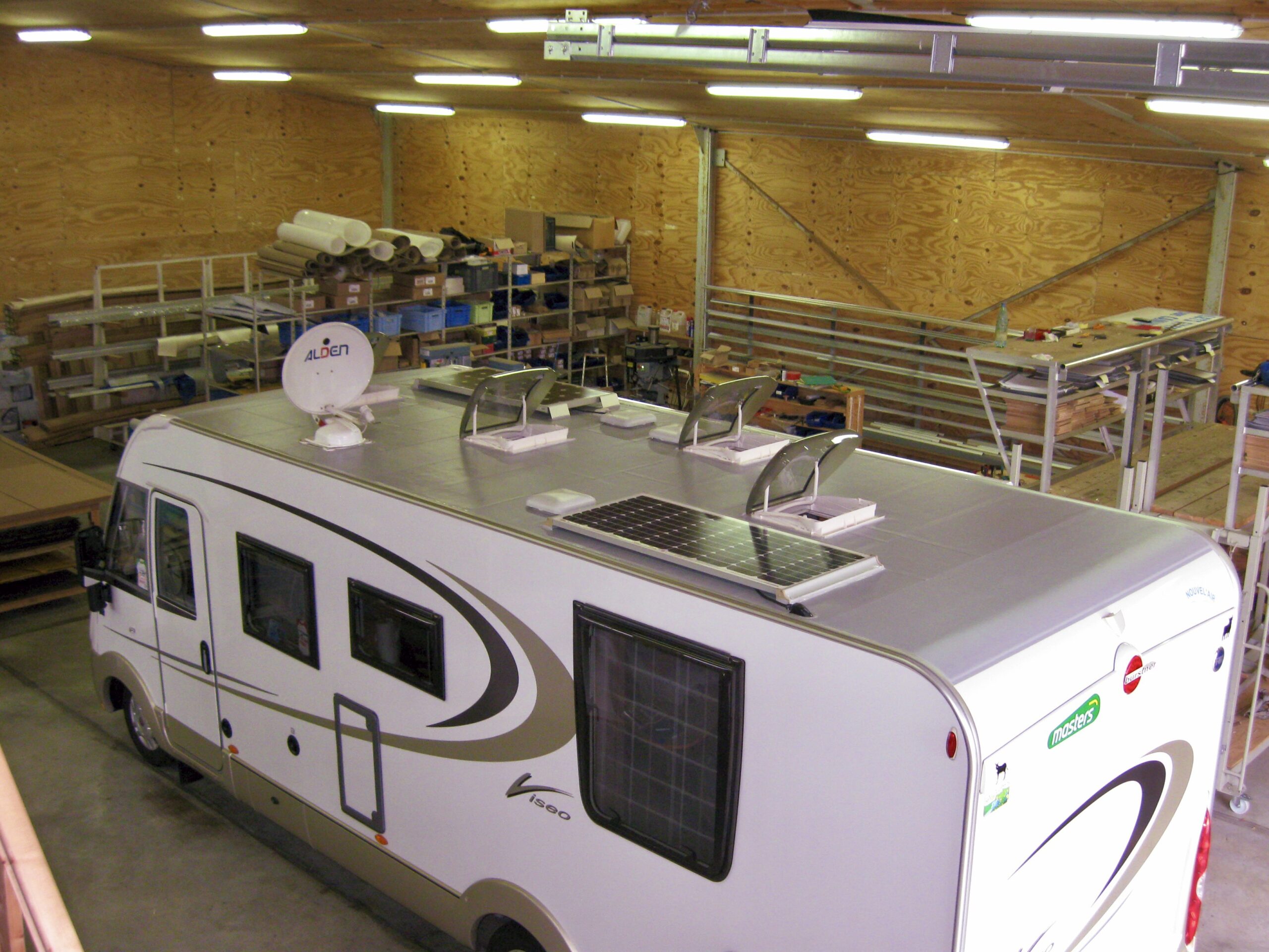 découvrez notre toit anti-grêle spécialement conçu pour camping-cars. offrant une protection optimale contre les intempéries, il assure la durabilité de votre véhicule tout en garantissant une expérience de voyage agréable. protégez votre camping-car des dommages causés par la grêle avec notre solution innovante et robuste.