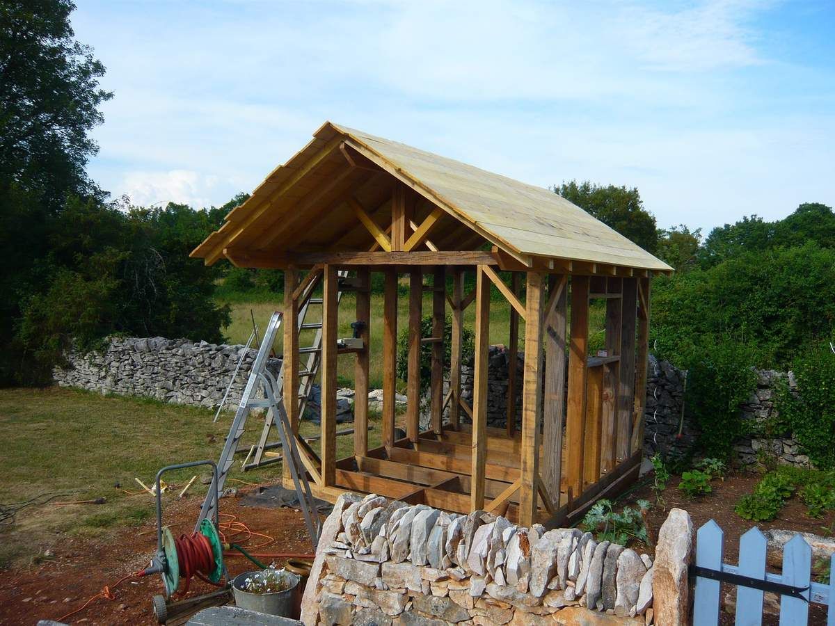 découvrez notre guide complet sur les toits de cabane : styles, matériaux et conseils pratiques pour créer un refuge unique et stylé dans votre jardin.