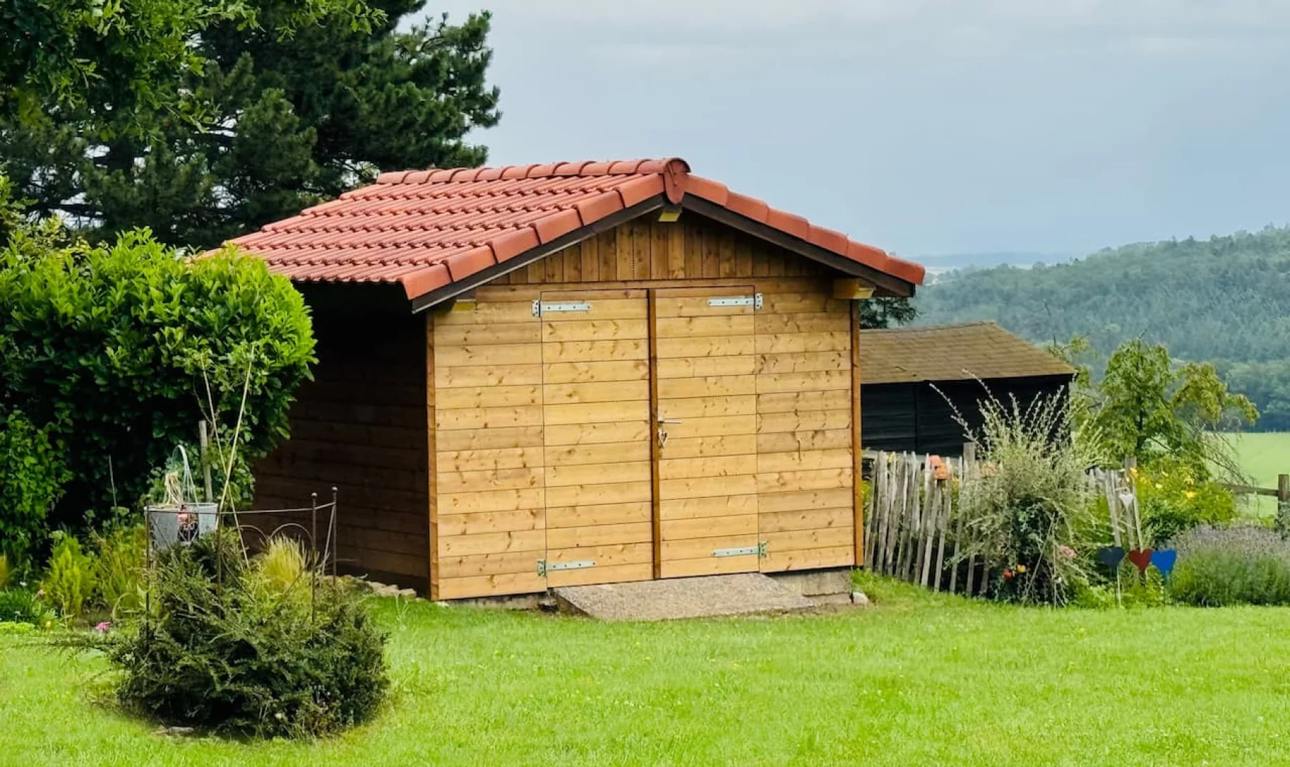 découvrez l'univers enchanteur des toits de cabane, alliant charme rustique et fonctionnalité. que vous envisagiez de construire une cabane dans les arbres ou d'aménager un espace de vie atypique, explorez nos conseils et inspirations pour une toiture qui sublime votre projet.