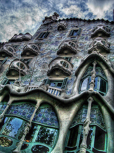 découvrez le toit spectaculaire de la casa batlló, œuvre emblématique de gaudí à barcelone. ses formes ondulantes et ses couleurs vibrantes font de ce lieu une expérience unique, illustrant le génie de l'architecture moderniste. plongez dans cet univers féerique et laissez-vous envoûter par l'art et la magie de la créativité.