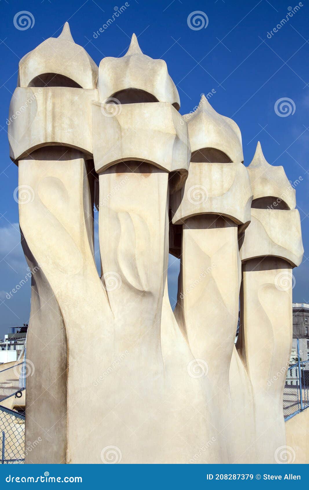 découvrez le toit emblématique de la casa batlló, chefs-d'œuvre de l'architecte antoni gaudí. admirez ses formes organiques et couleurs vibrantes qui capturent l'essence de l'architecture moderniste à barcelone.