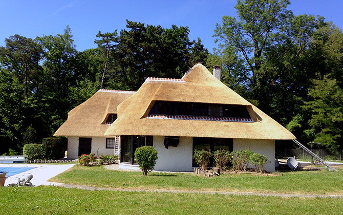 découvrez l'élégance intemporelle du toit de chaume, une solution durable et naturelle pour votre maison. alliant esthétisme et performances énergétiques, le toit de chaume apporte charme et authenticité tout en protégeant votre habitat. explorez ses avantages et l'art du tissage traditionnel.