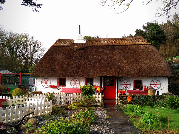 découvrez l'élégance et la tradition du toit de chaume, un choix esthétique et écologique pour vos maisons. apprenez-en plus sur ses caractéristiques, ses avantages et son entretien. transformez votre habitat avec un matériau intemporel qui allie charme rustique et performance.
