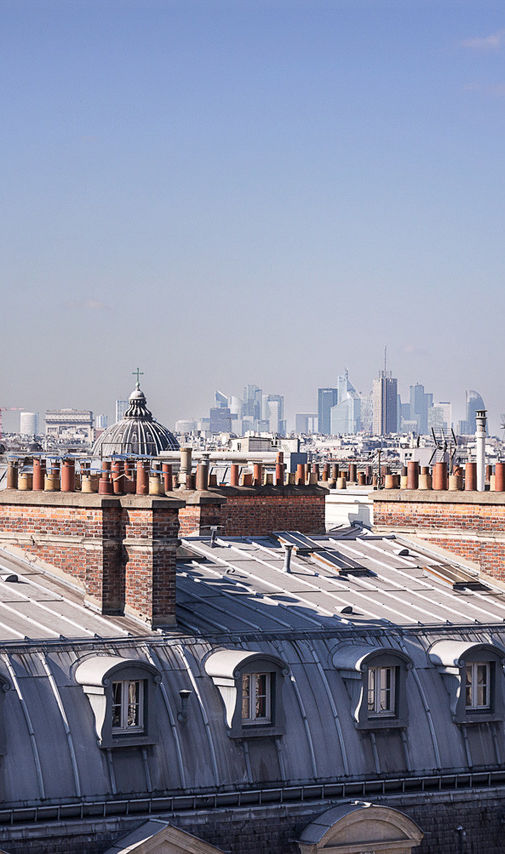 découvrez la beauté et la richesse du patrimoine architectural de paris à travers ses toits emblématiques. admirez les vues imprenables sur la ville lumière et plongez dans l'atmosphère unique des hauteurs parisiennes.