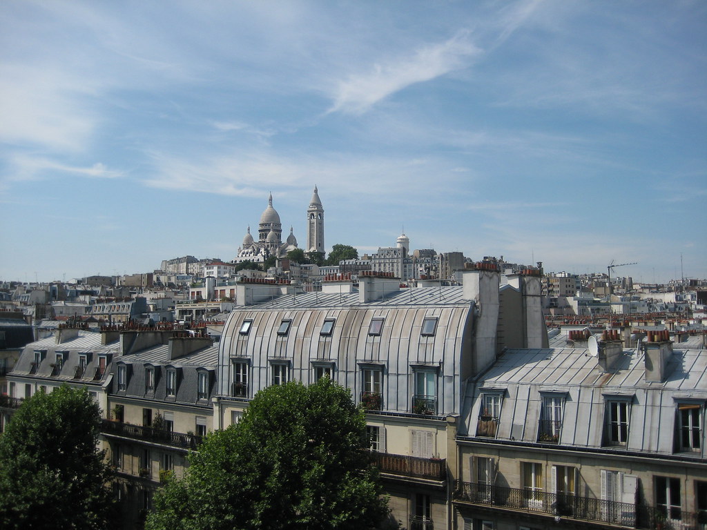 découvrez le charme unique des toits de paris. admirez la beauté des monuments emblématiques et profitez d'une vue imprenable sur la ville lumière. plongez dans l'atmosphère romantique des toits parisiens, un véritable symbole du patrimoine architectural français.