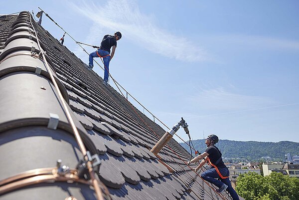 découvrez tout sur le toit en pente : avantages, matériaux, styles et conseils d'installation pour embellir votre maison tout en assurant une excellente évacuation des eaux de pluie.