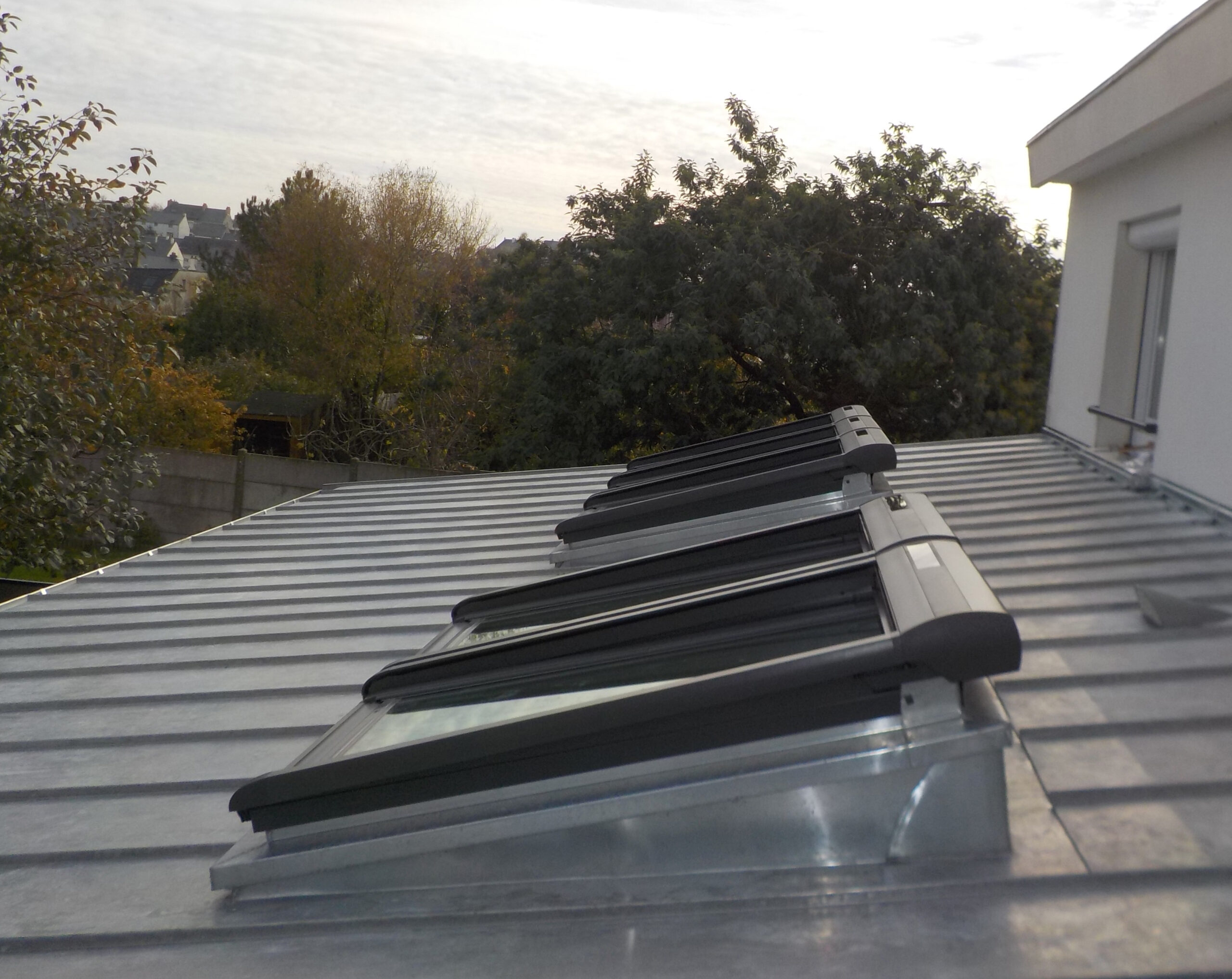 découvrez les avantages du toit en zinc, un choix durable et esthétique pour votre habitation. apprenez-en plus sur sa longévité, sa résistance aux intempéries et son entretien minimal. optez pour un matériau élégant qui valorise votre architecture tout en protégeant votre maison.