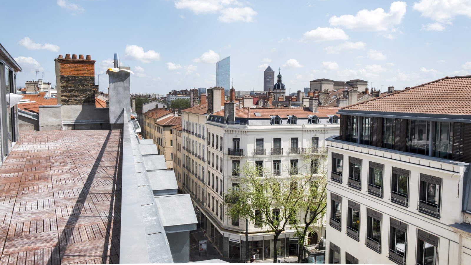 découvrez l'élégance intemporelle du toit haussmannien, emblème de l'architecture parisienne. apprenez-en plus sur ses caractéristiques distinctives, son histoire fascinante et son impact sur le paysage urbain de la capitale française.