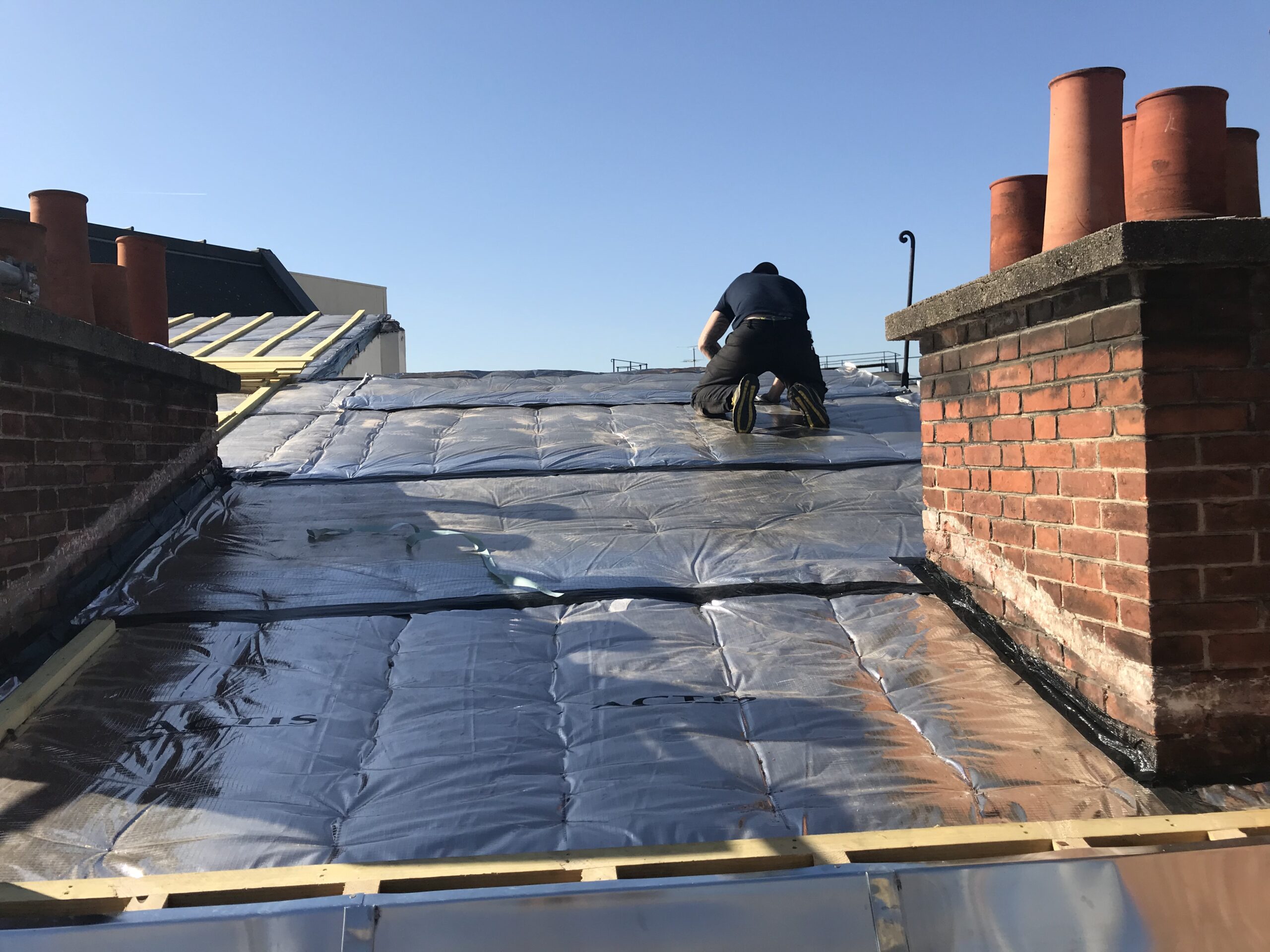 découvrez l'importance du toit d'un immeuble : une protection essentielle contre les intempéries, un atout esthétique et un élément clé pour la durabilité de votre structure. apprenez comment l'entretien adéquat peut prolonger la vie de votre toit et améliorer le confort de votre habitation.