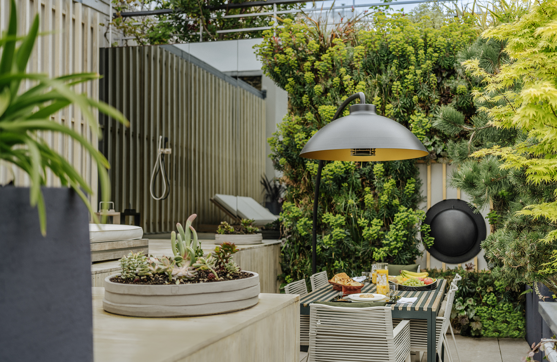 découvrez les avantages d'un toit-jardin : un espace de nature en ville, amélioration de l'isolation, réduction des îlots de chaleur et un lieu de détente unique. transformez votre toit en un véritable havre de paix verdoyant !