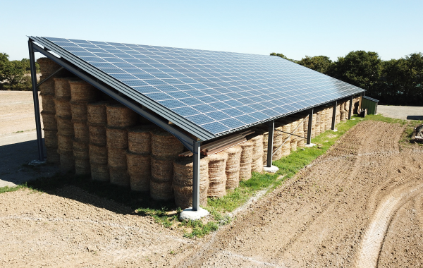découvrez comment un toit photovoltaïque peut transformer votre propriété en une source d'énergie durable tout en étant un investissement rentable. explorez les avantages financiers et environnementaux des systèmes solaires intégrés à votre toiture.