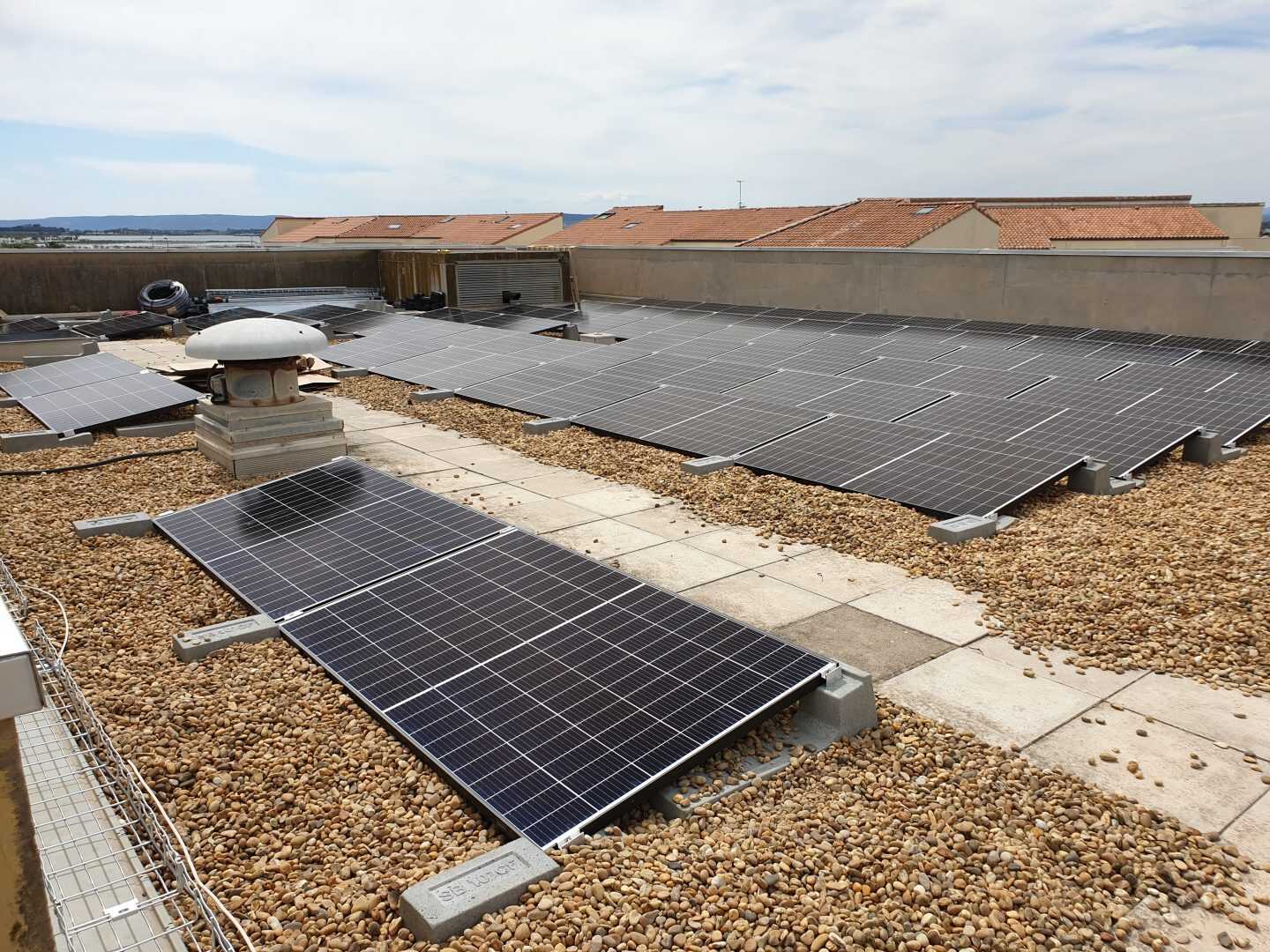 découvrez comment réussir l'installation d'un toit photovoltaïque, optimiser votre production d'énergie solaire et réaliser des économies sur vos factures d'électricité tout en contribuant à la transition énergétique.