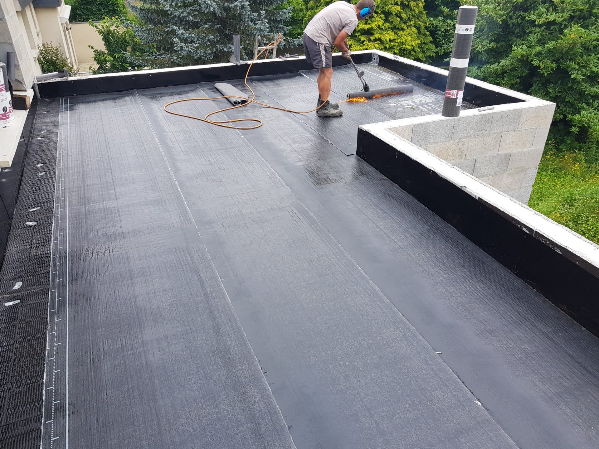 découvrez tout ce que vous devez savoir sur les toits plats : avantages, inconvénients, matériaux, entretien et tendances. apprenez comment optimiser l'espace sur votre toit plat pour en faire un véritable atout pour votre maison.