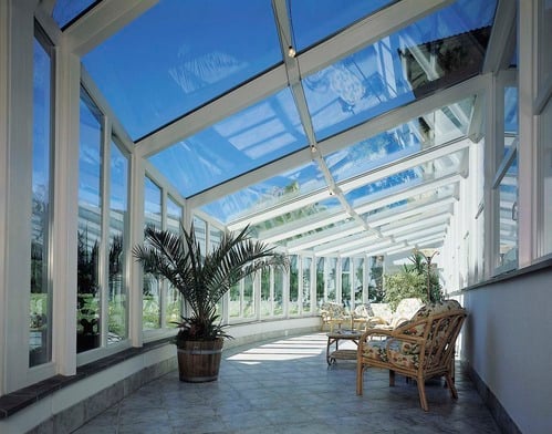 découvrez les avantages d'un toit en polycarbonate pour votre véranda. alliant légèreté et résistance, ce matériau permet de maximiser la lumière naturelle tout en offrant une excellente isolation. transformez votre espace de vie extérieur avec une véranda moderne et esthétique.