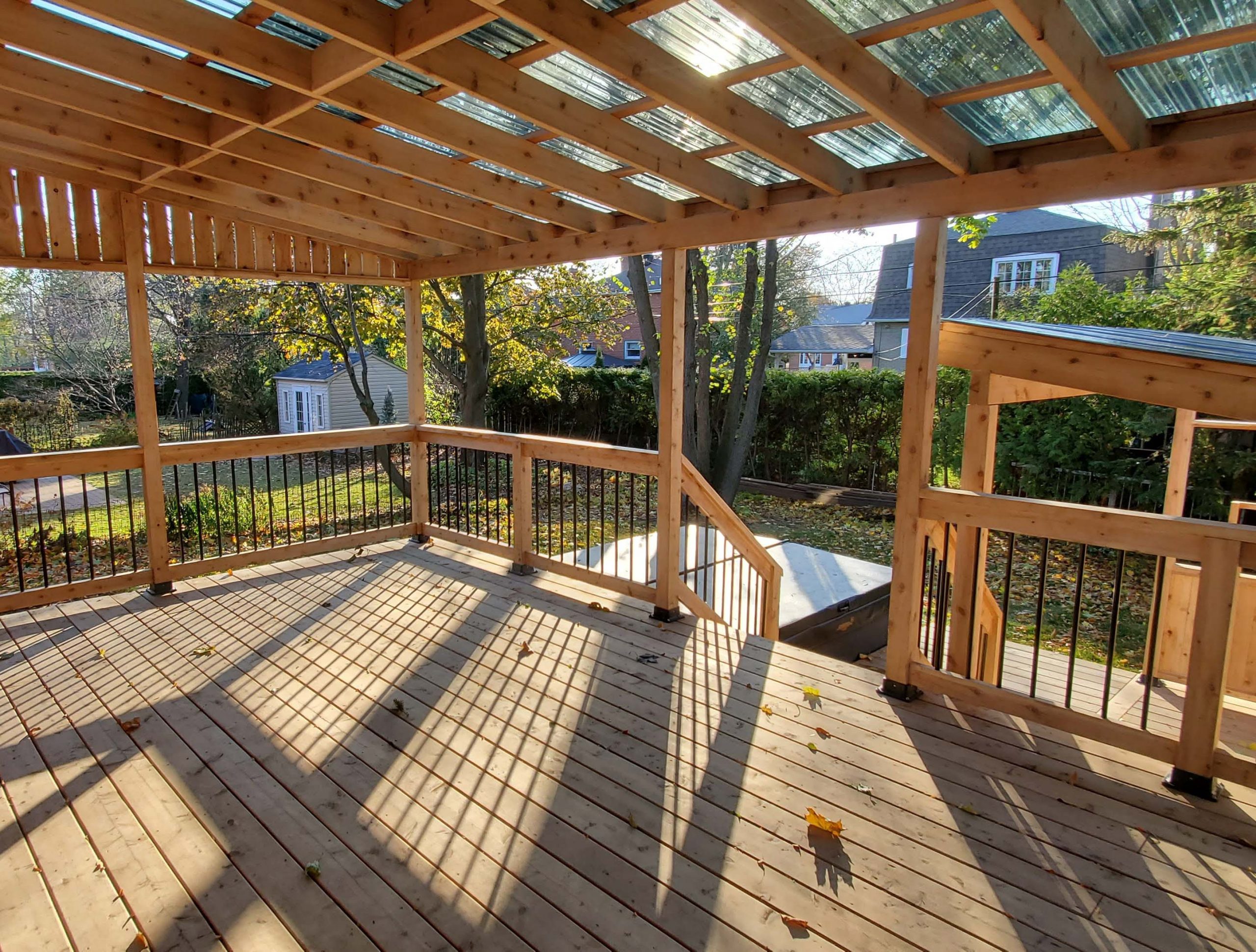 découvrez les avantages des toits en polycarbonate : légers, résistants et esthétiques. parfaits pour apporter lumière et chaleur à vos espaces, ils assurent une protection optimale tout en étant faciles à entretenir. optez pour un toit en polycarbonate et transformez votre environnement extérieur.