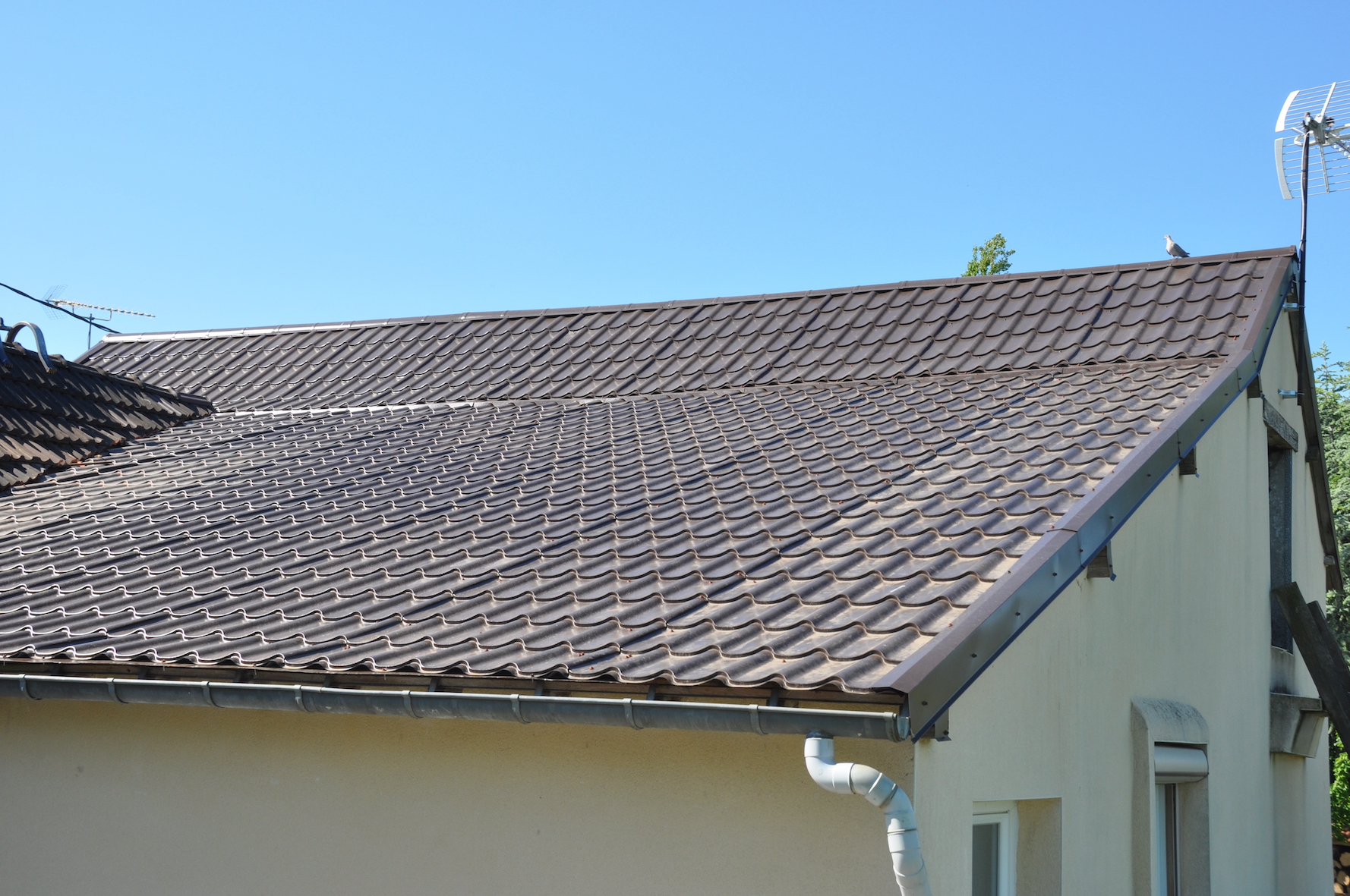 découvrez le toit sandwich, une solution innovante et efficace pour l'isolation thermique et acoustique de vos constructions. alliant légèreté et performance, il est idéal pour les bâtiments industriels et résidentiels. optez pour une construction durable et performante grâce au toit sandwich.