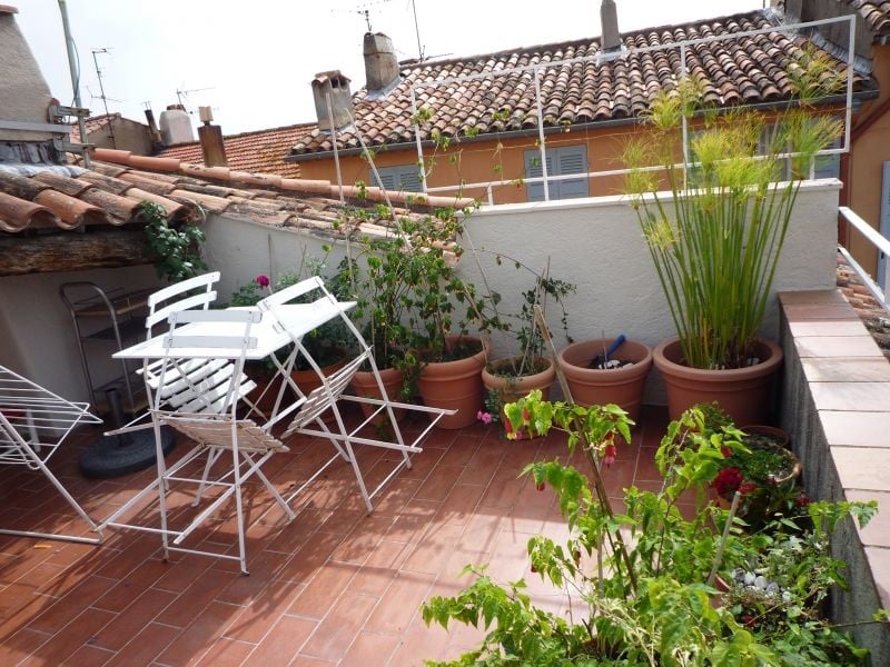 découvrez le concept de toit terrasse, une solution innovante pour optimiser l'espace urbain. profitez d'un espace extérieur privé, idéal pour des moments de détente ou des repas en plein air, tout en apportant une touche esthétique à votre habitation. transformez votre toit en un véritable jardin suspendu!